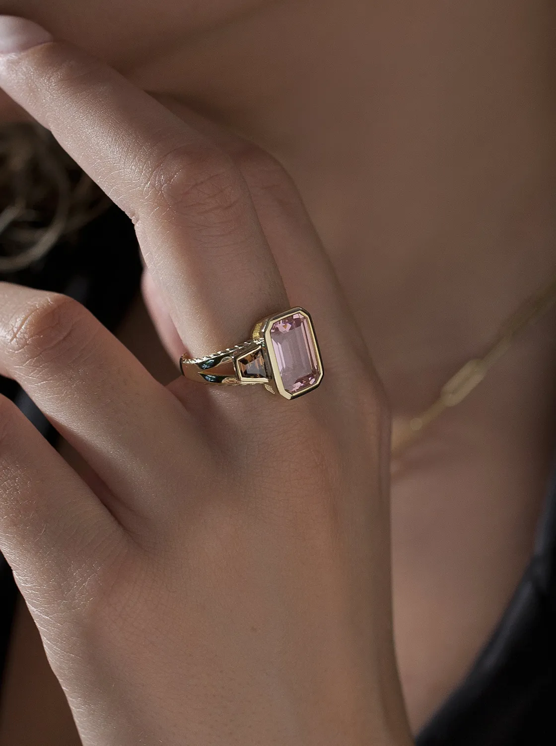 Anillos Dorados | Anillos Con Piedras | LINEARGENT Anillos con piedras talla radiante en tono rosado