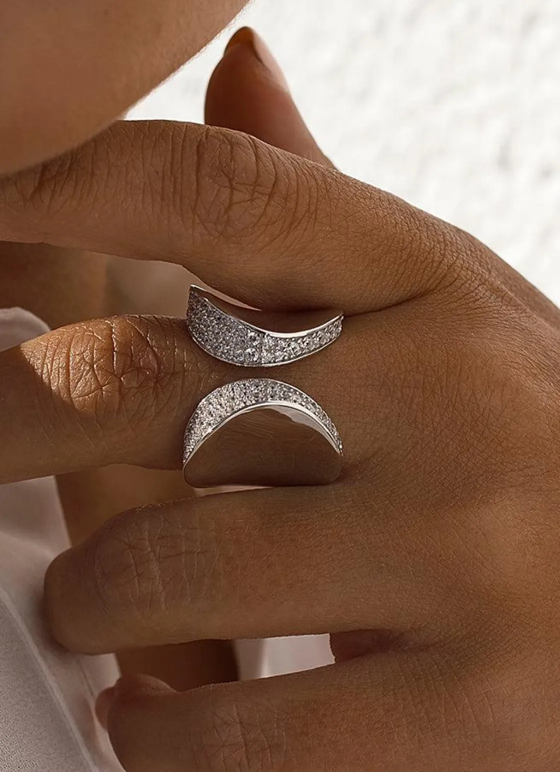 Anillos De Diseño | Anillos Anchos | LINEARGENT Anillos de diseño abierto formado por circonitas laterales
