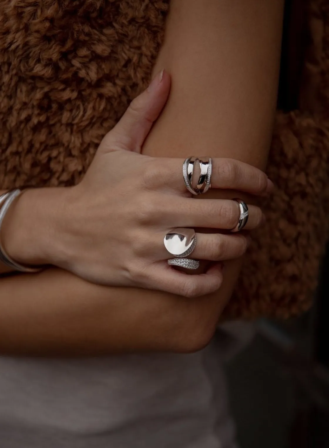 Anillos De Diseño | Anillos Anchos | LINEARGENT Anillos de diseño abierto formado por circonitas laterales