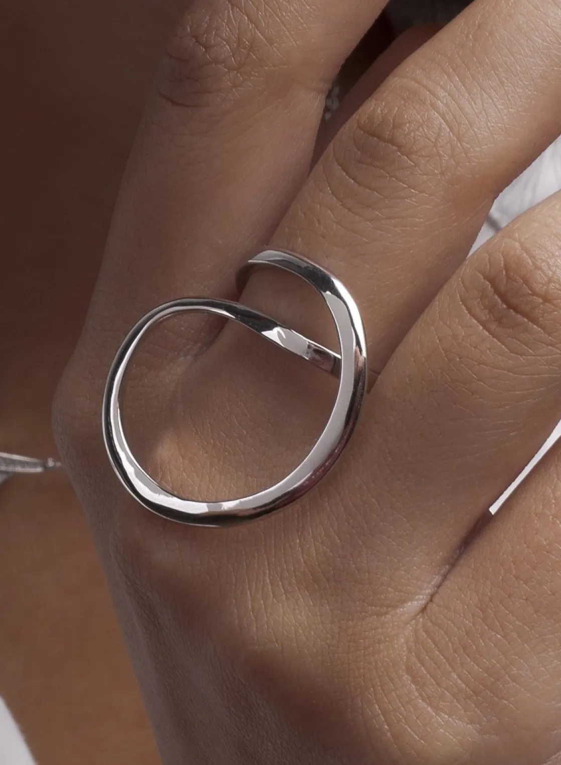 Anillos De Diseño | Anillos Grandes | LINEARGENT Anillos de diseño circular entrelazado