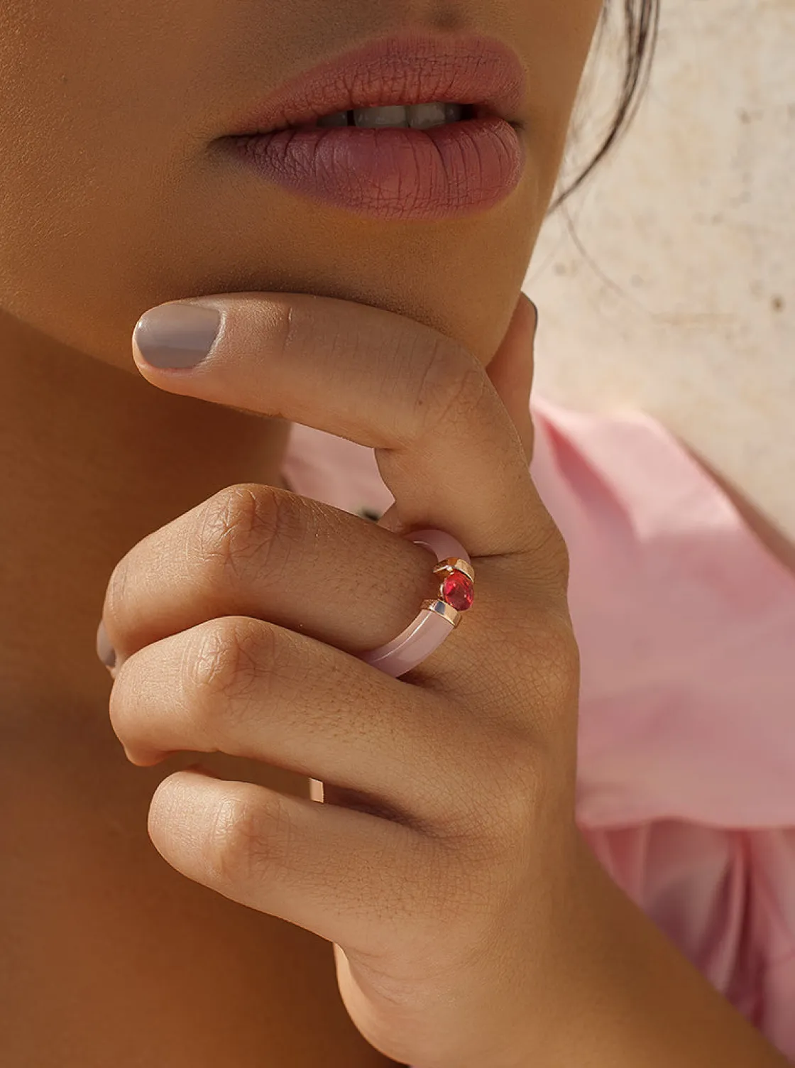 Anillos De Diseño | LINEARGENT Anillos de diseño con detalle central de gema fucsia
