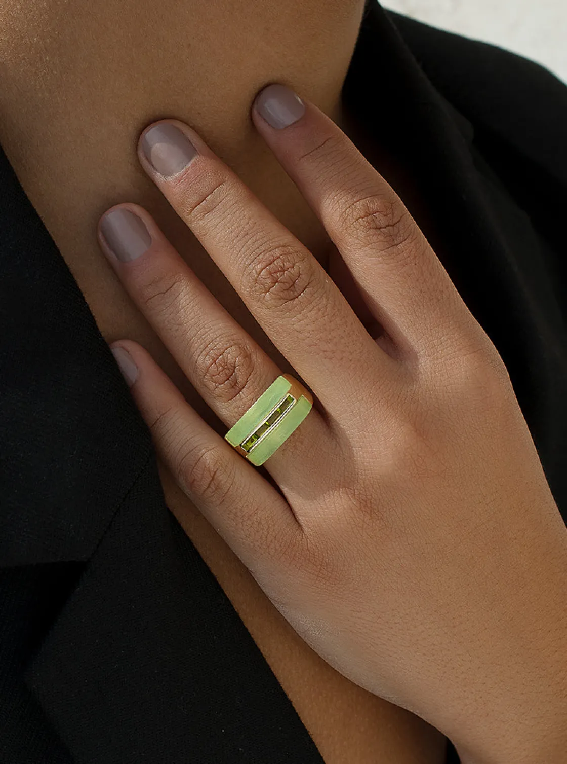 Anillos De Diseño | Anillos Grandes | LINEARGENT Anillos de diseño con resina y gemas verdes