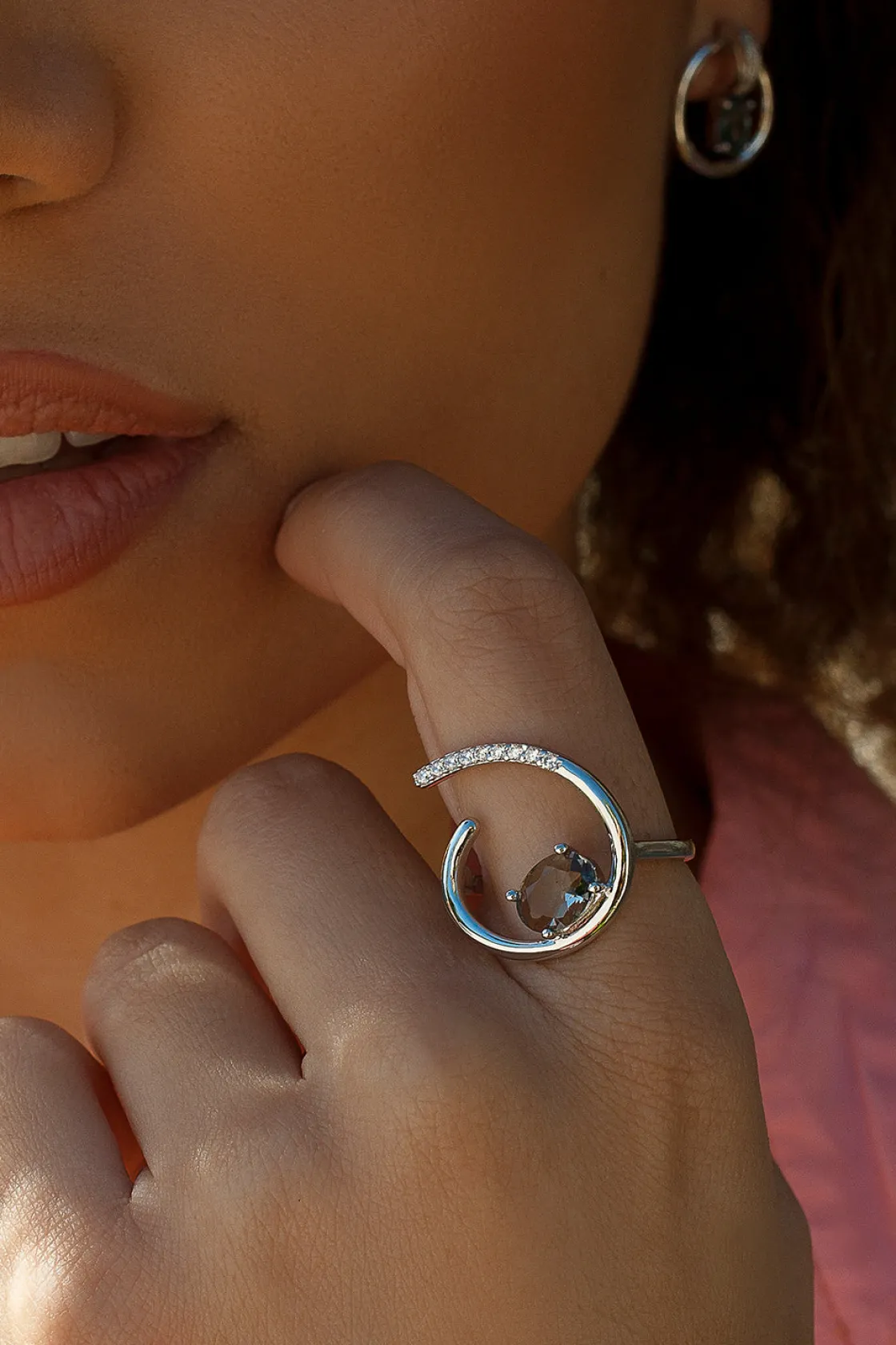 Anillos Especiales | Anillos De Diseño | LINEARGENT Anillos de diseño semiabierto con gema central y circonitas
