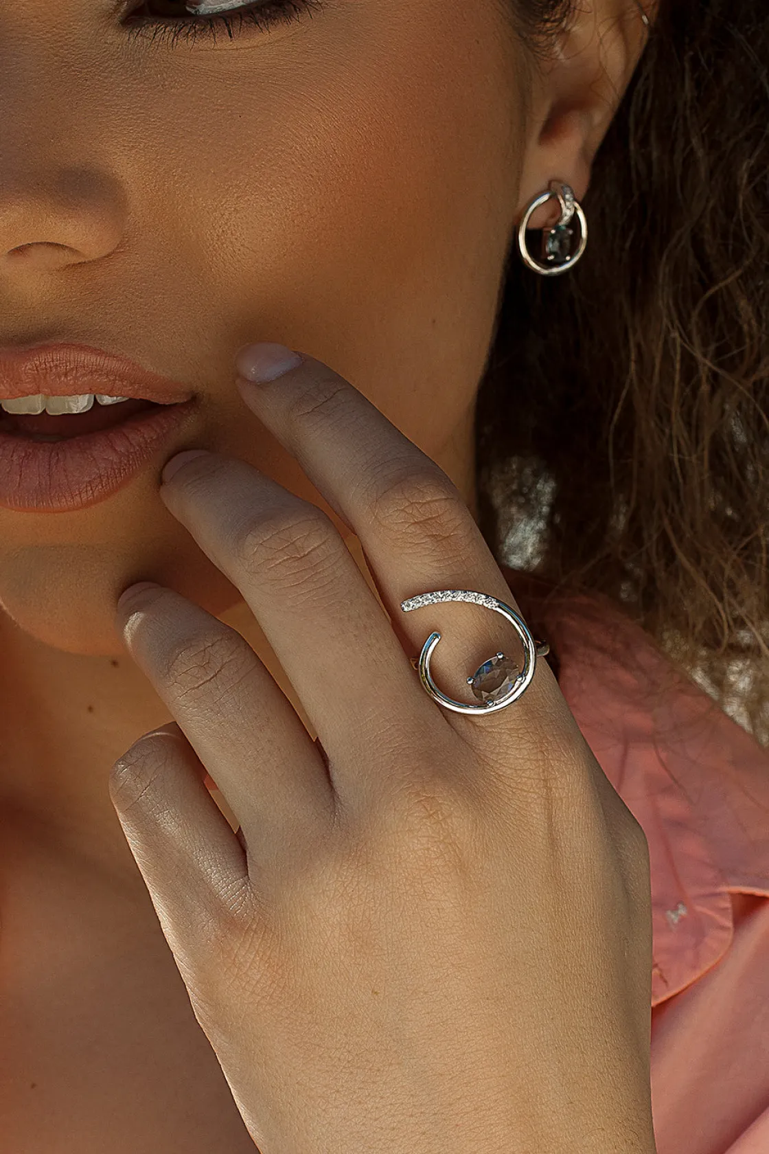 Anillos Especiales | Anillos De Diseño | LINEARGENT Anillos de diseño semiabierto con gema central y circonitas