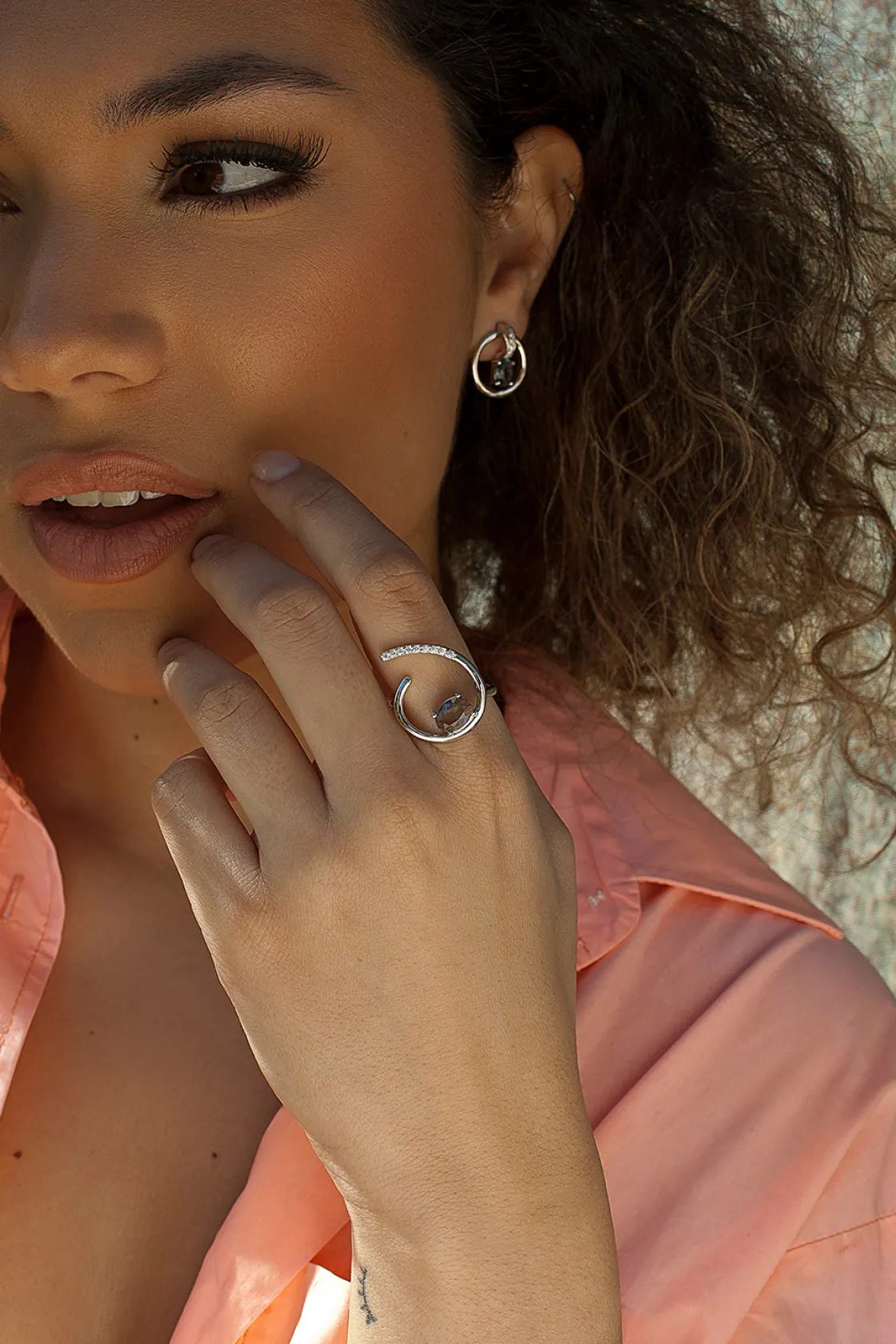 Anillos Especiales | Anillos De Diseño | LINEARGENT Anillos de diseño semiabierto con gema central y circonitas