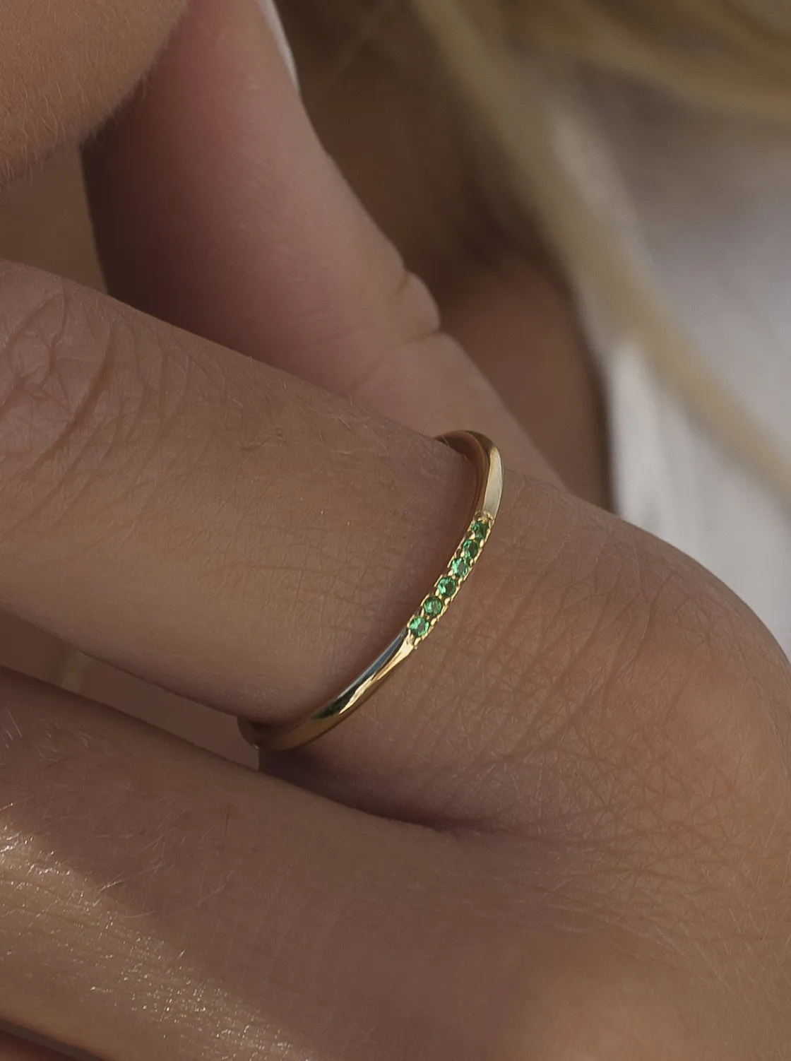 Anillos Pequeños | Anillos Finos | LINEARGENT Anillos finos bañados en oro con circonitas en tono verde