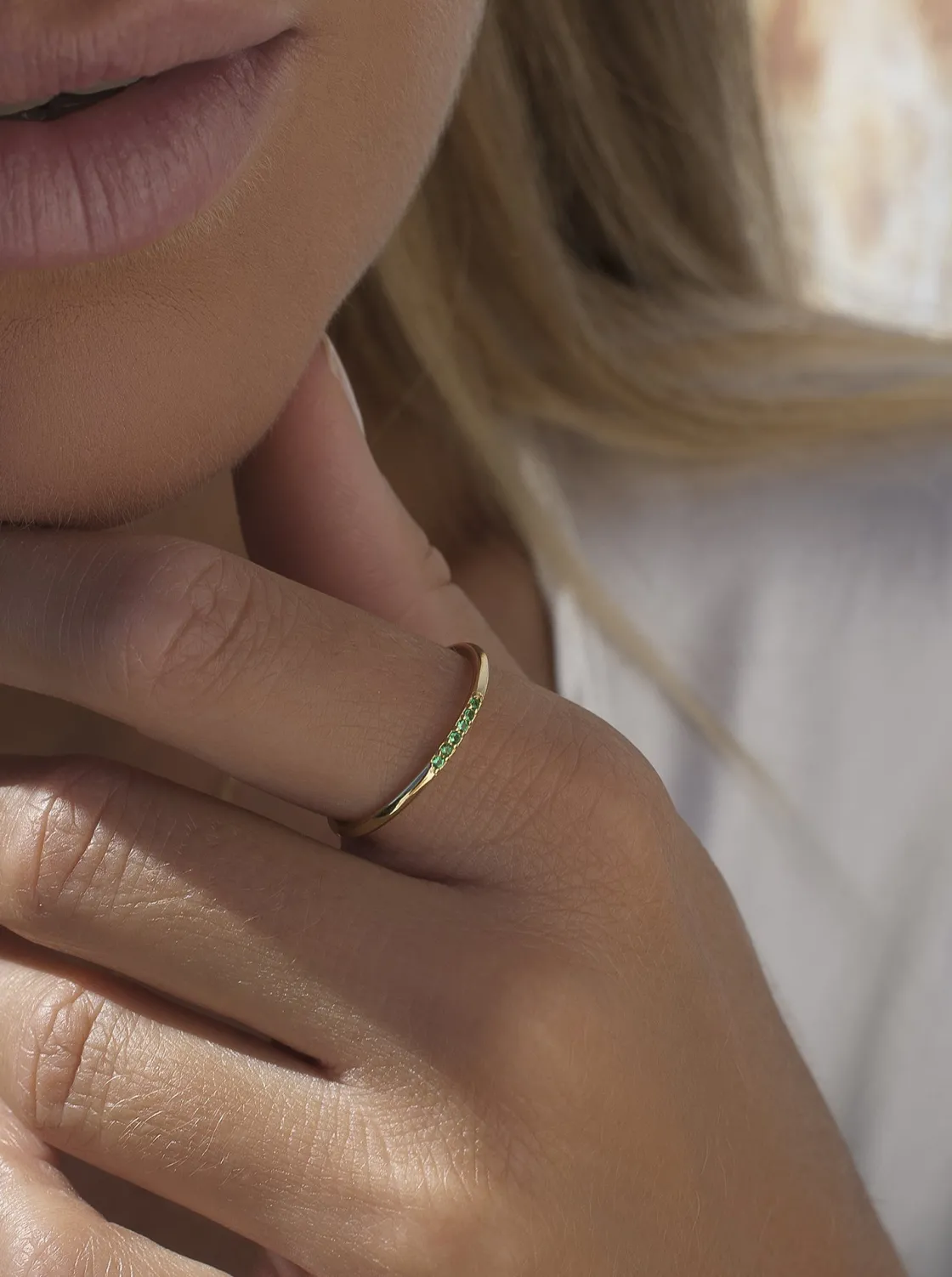 Anillos Pequeños | Anillos Finos | LINEARGENT Anillos finos bañados en oro con circonitas en tono verde