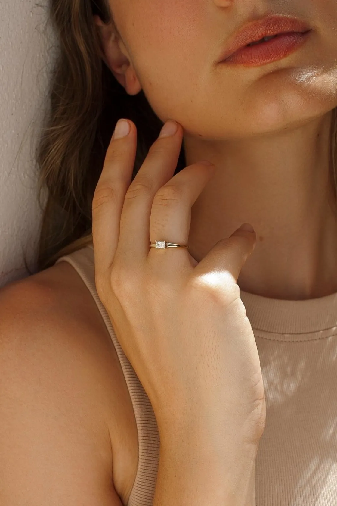 Anillos Dorados | Anillos Pequeños | LINEARGENT Anillos finos cuarzo adamantino central bañado en oro