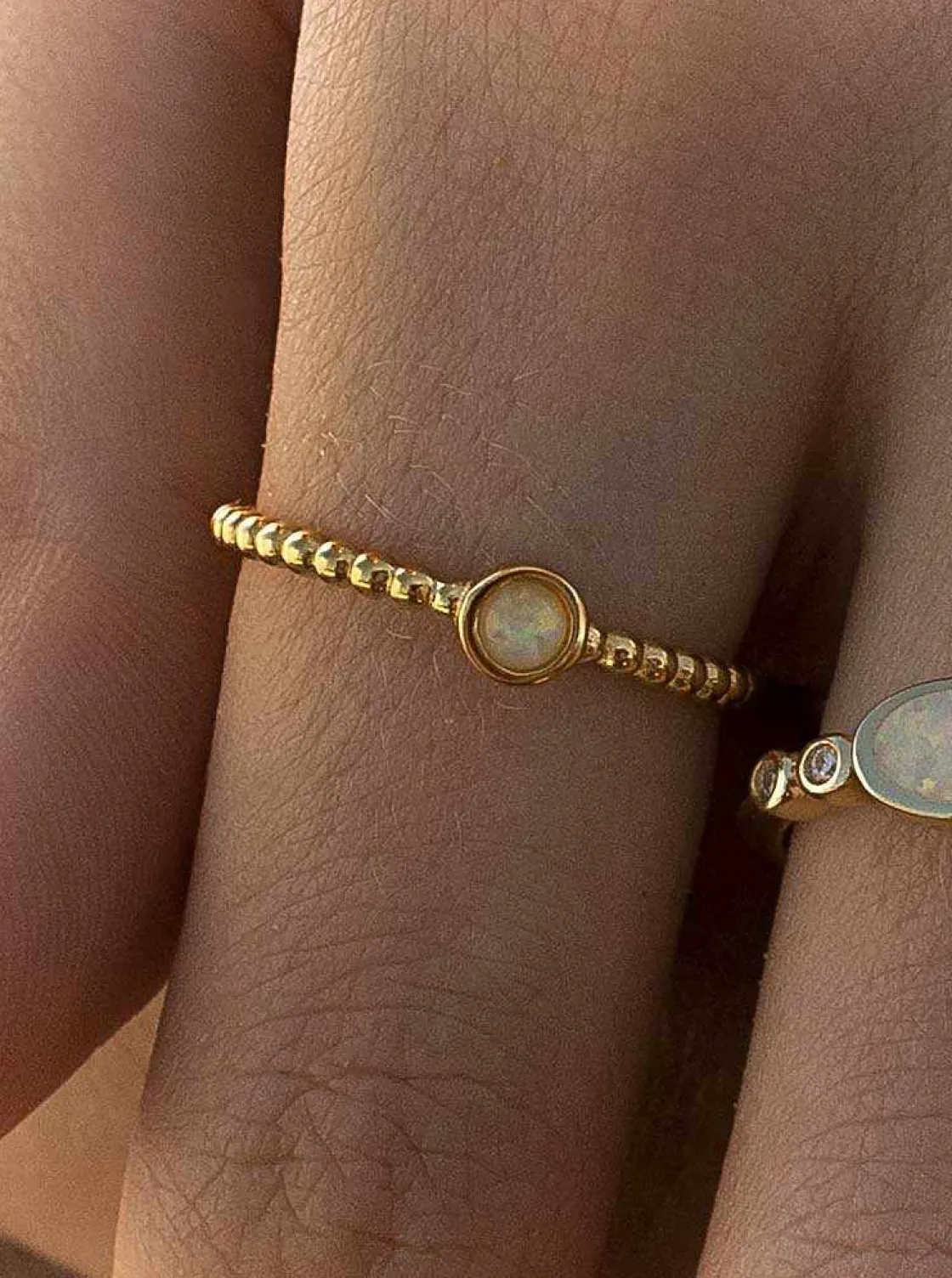 Anillos Dorados | Anillos Pequeños | LINEARGENT Anillos finos de plata bañada en oro motivo circular ópalo