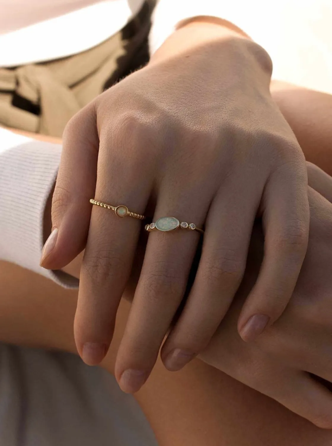 Anillos Dorados | Anillos Pequeños | LINEARGENT Anillos finos de plata bañada en oro motivo circular ópalo