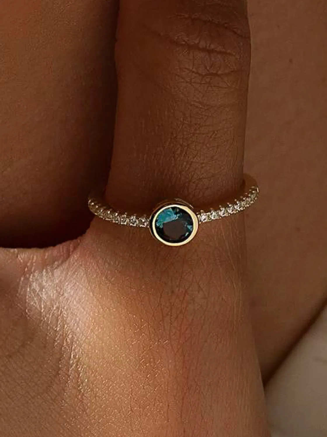 Anillos Dorados | Anillos Pequeños | LINEARGENT Anillos finos de plata con gema tono calcedonia y circonitas