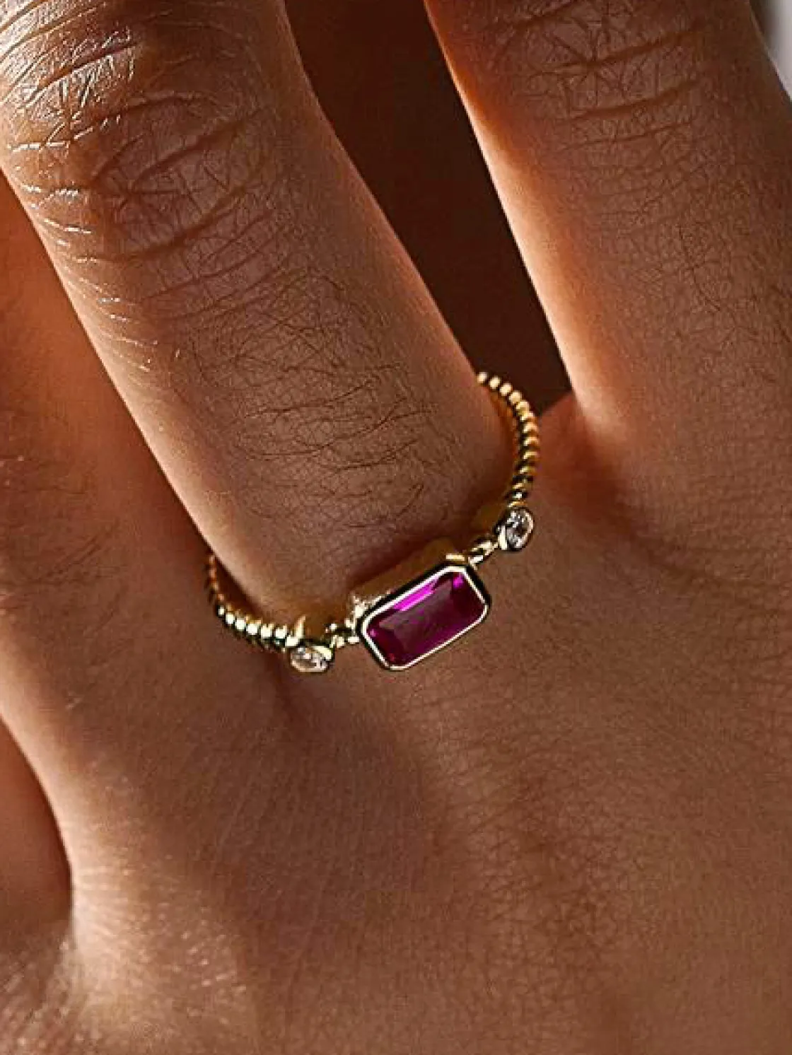 Anillos Dorados | Anillos Pequeños | LINEARGENT Anillos finos de plata diseño gema tono fucsia y circonitas