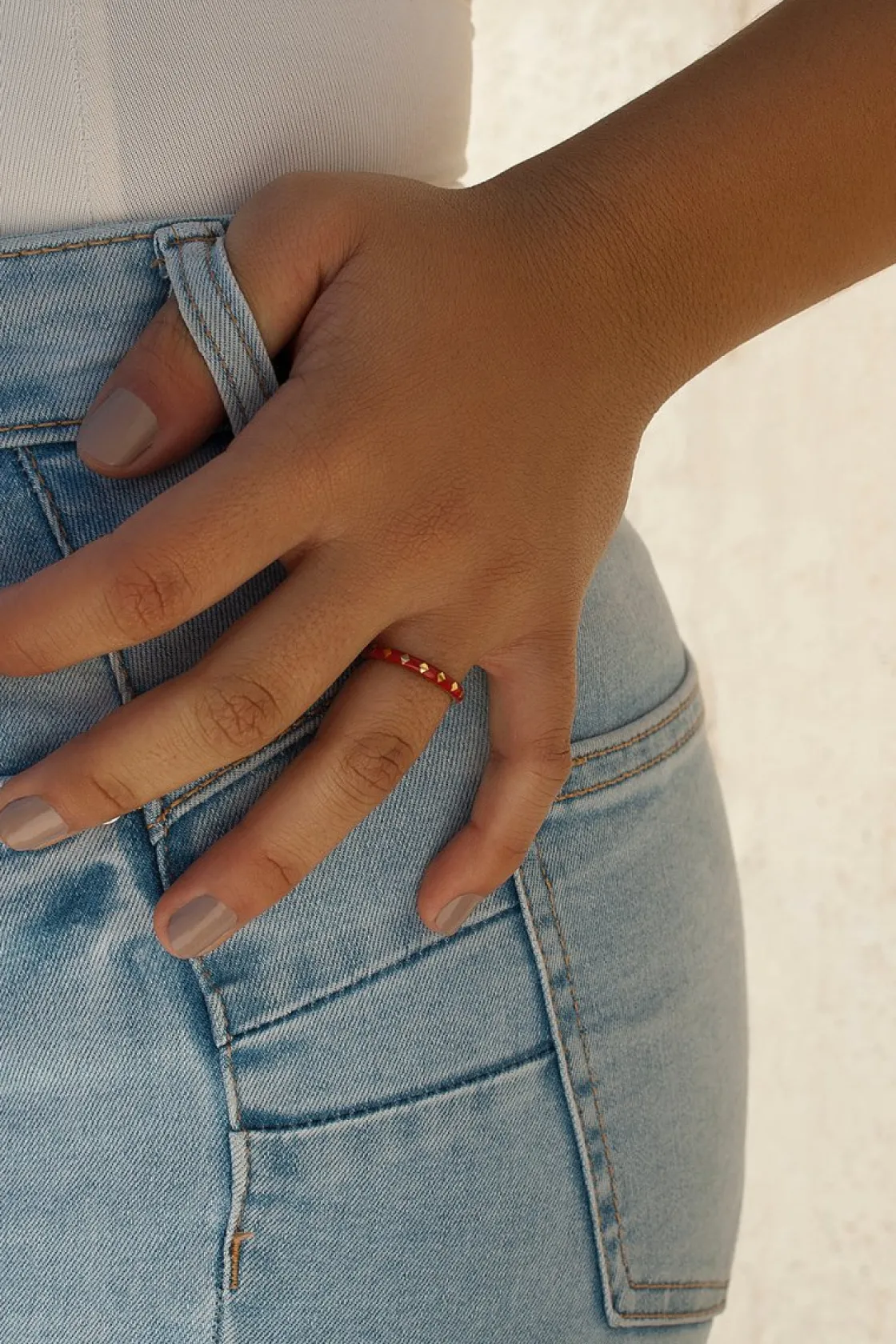 Anillos Pequeños | Anillos Finos | LINEARGENT Anillos finos diseño cenefa de rombos y esmalte rojo