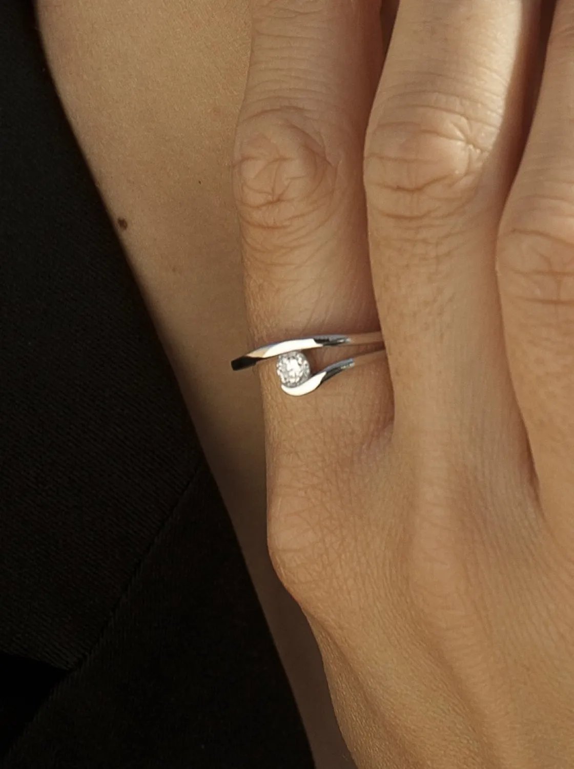 Anillos De Compromiso | Anillo Solitario | LINEARGENT Anillos finos diseño original con cuarzo adamantino central