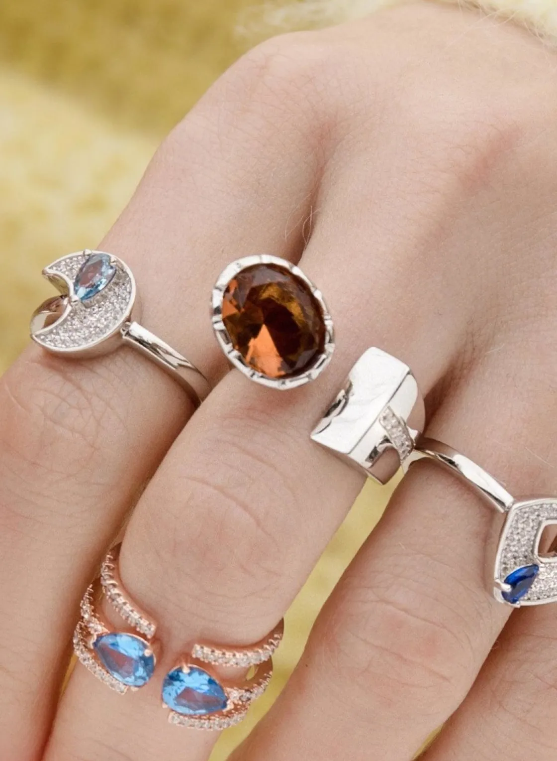 Anillos Con Piedras | Anillos Grandes | LINEARGENT Anillos grandes diseño abierto con piedra en tono bronce
