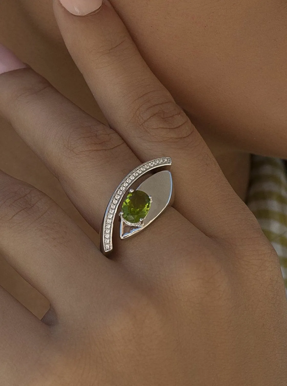Anillos Con Piedras | LINEARGENT Anillos grandes diseño abstracto con gema verde