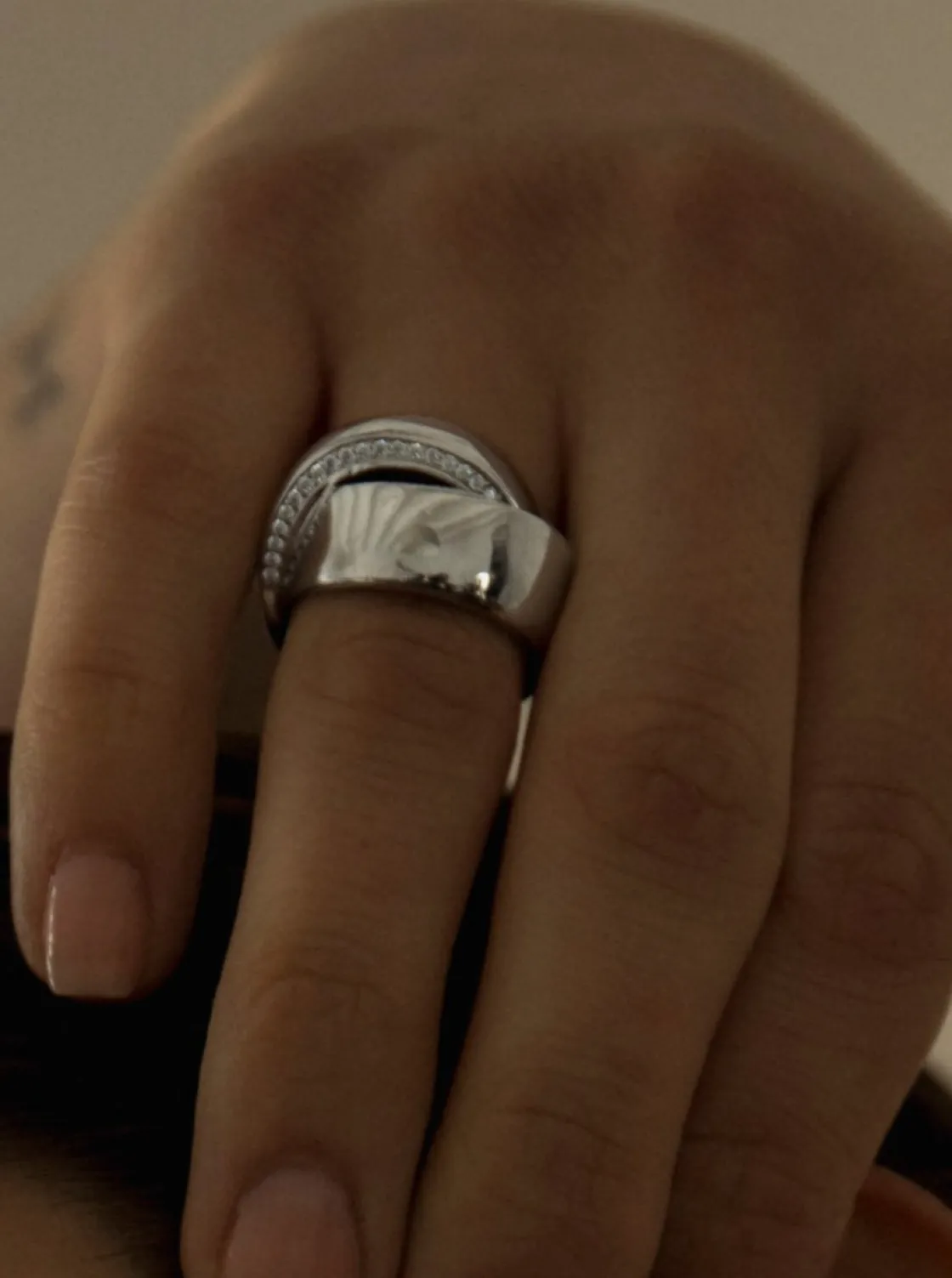 Anillos Grandes | Anillos Circonitas | LINEARGENT Anillos grandes diseño curvilíneo entrelazado con circonitas