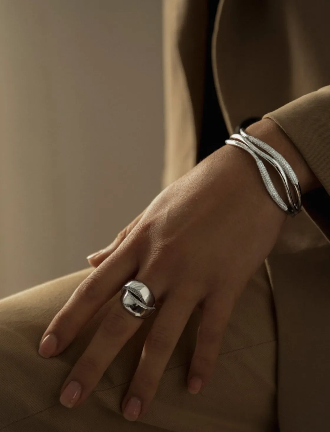 Anillos Grandes | Anillos Circonitas | LINEARGENT Anillos grandes diseño curvilíneo entrelazado con circonitas