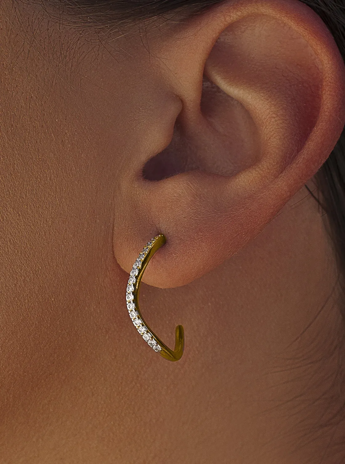 Pendientes Pequeños | Pendientes Aro | LINEARGENT Aros dorados diseño curvilíneo con carril de circonitas