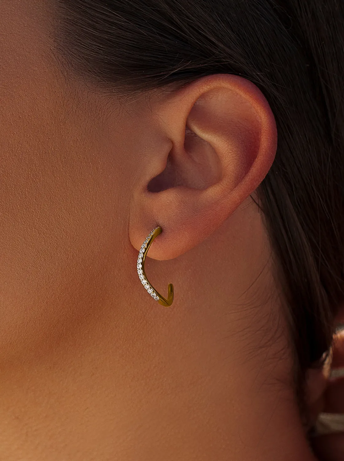Pendientes Pequeños | Pendientes Aro | LINEARGENT Aros dorados diseño curvilíneo con carril de circonitas