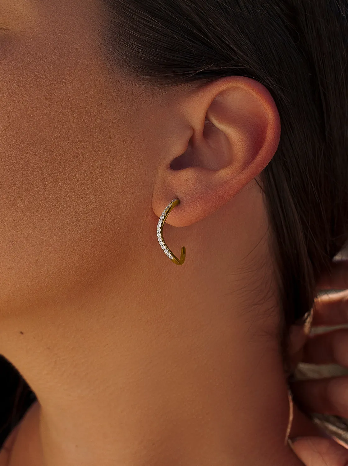 Pendientes Pequeños | Pendientes Aro | LINEARGENT Aros dorados diseño curvilíneo con carril de circonitas