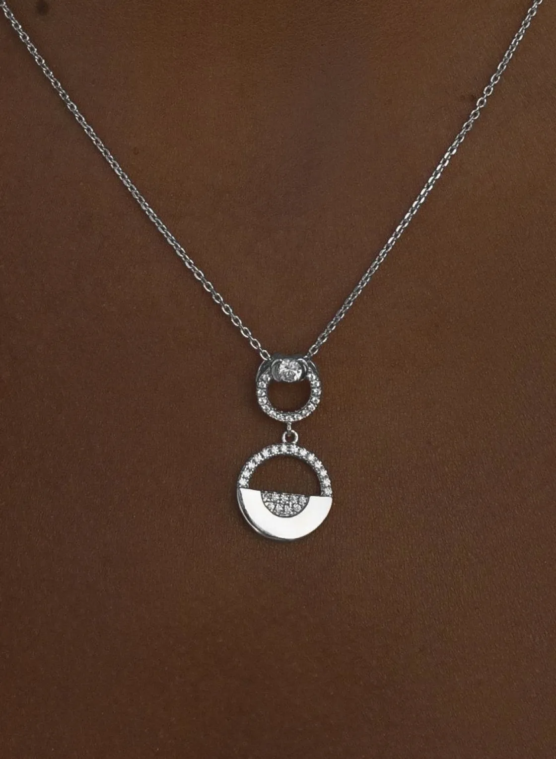Colgante Brillante | LINEARGENT Colgante brillante de plata compuesto por dos circulos de diferentes tamaños y detalle de circonitas