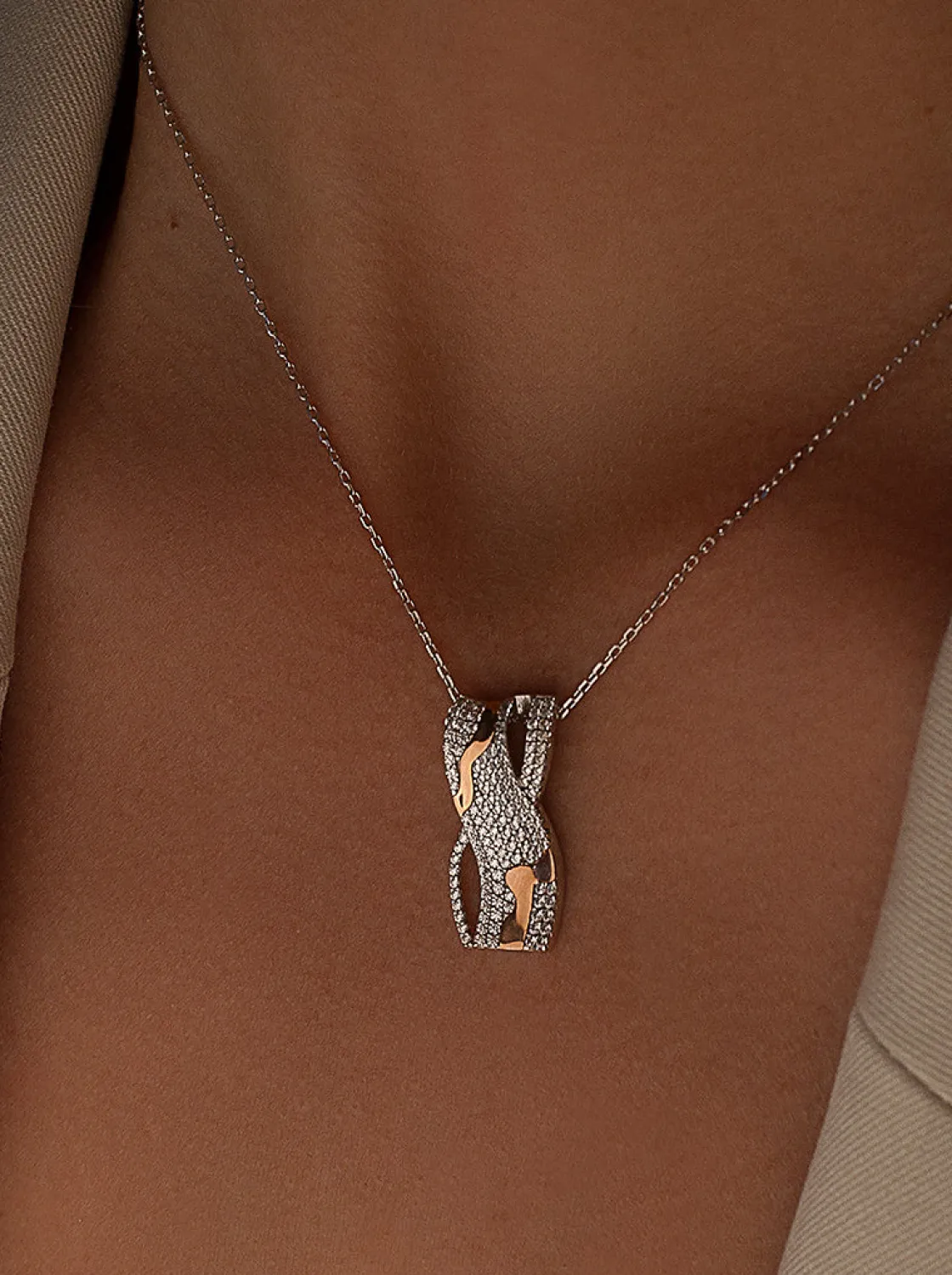 Colgantes Bicolor | Colgante Brillante | LINEARGENT Colgante brillante de plata con diseño cruzado compuesto por motivo bicolor con pavé de circonitas