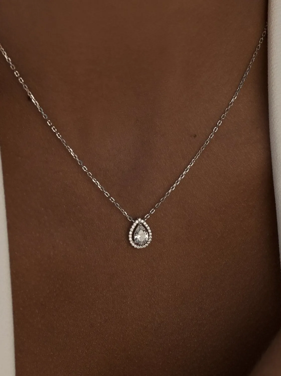 Collares Fiesta | Colgante Brillante | LINEARGENT Colgante brillante de plata con motivo de cuarzo adamantino en forma de lágrima y detalle de circonitas