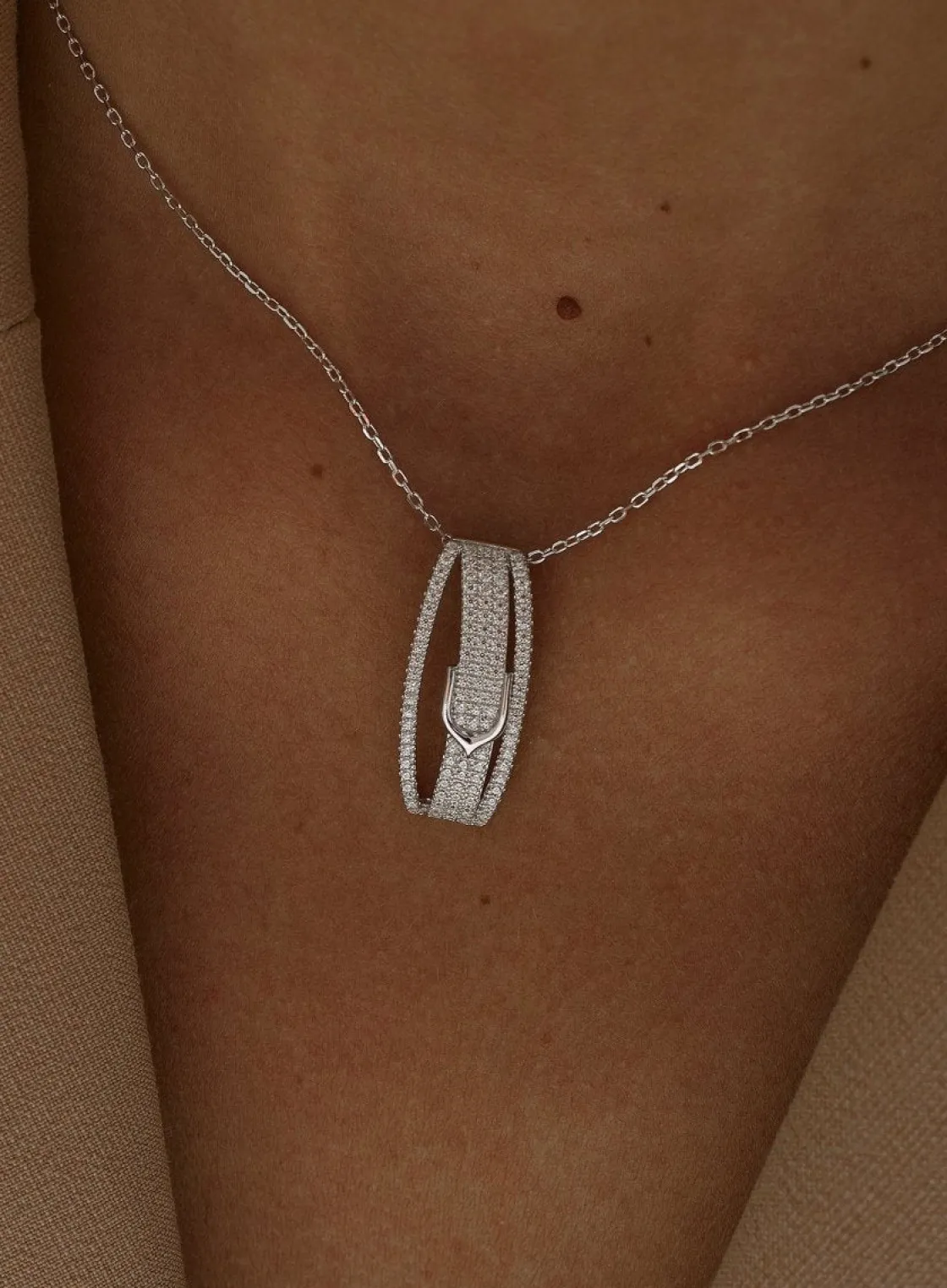 Colgante Brillante | LINEARGENT Colgante brillante de plata diseño hebillas con engaste circonitas triple raíl
