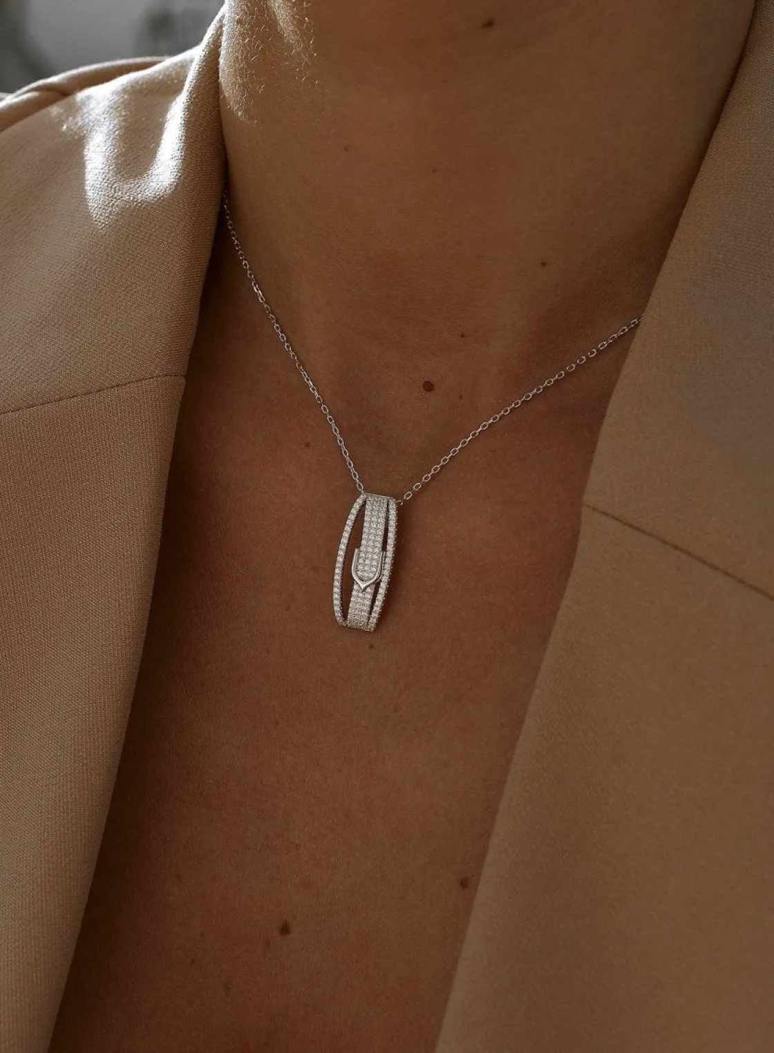 Colgante Brillante | LINEARGENT Colgante brillante de plata diseño hebillas con engaste circonitas triple raíl