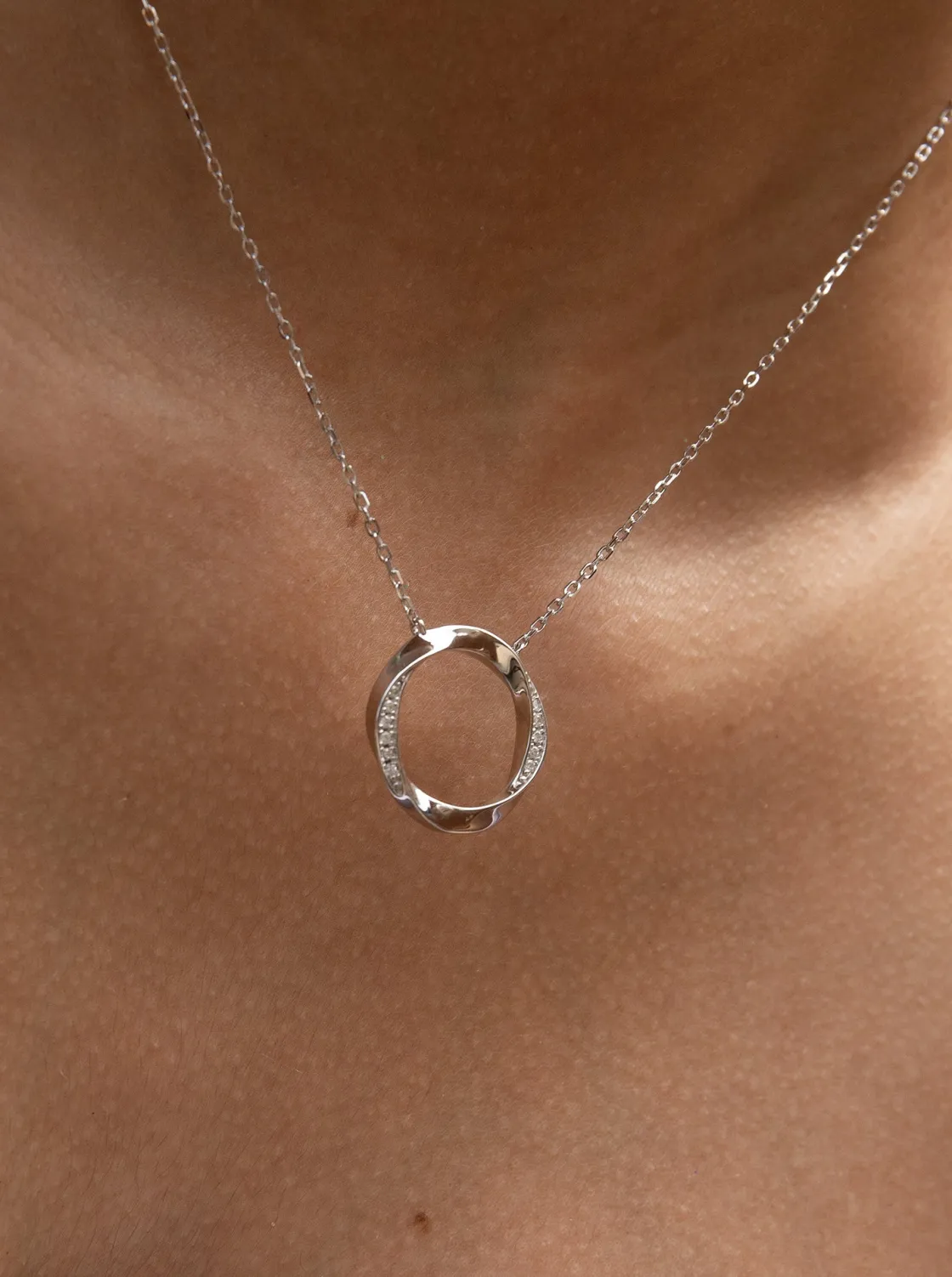 Colgante Brillante | LINEARGENT Colgante brillante diseño círculo envolvente con circonitas