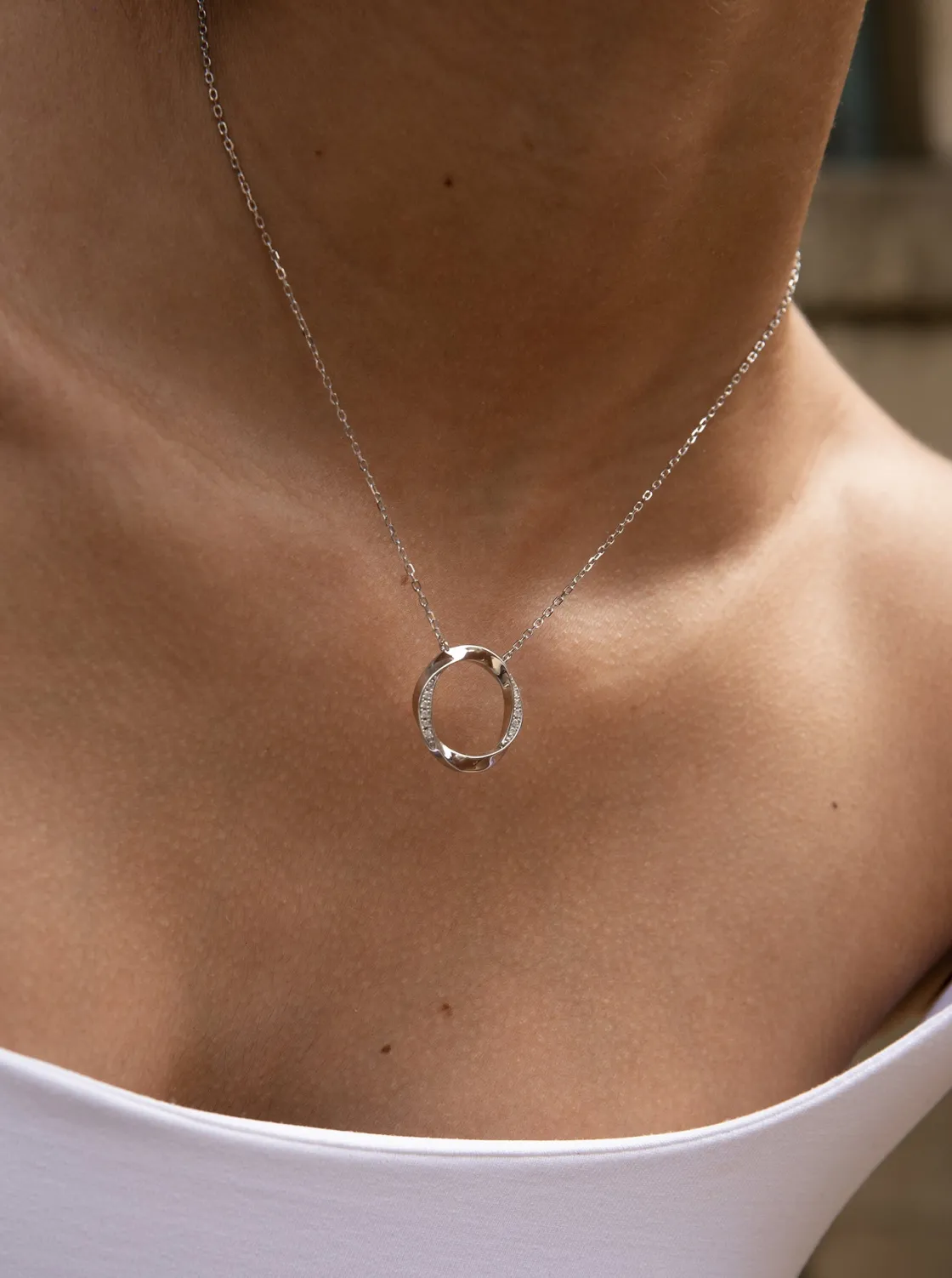 Colgante Brillante | LINEARGENT Colgante brillante diseño círculo envolvente con circonitas