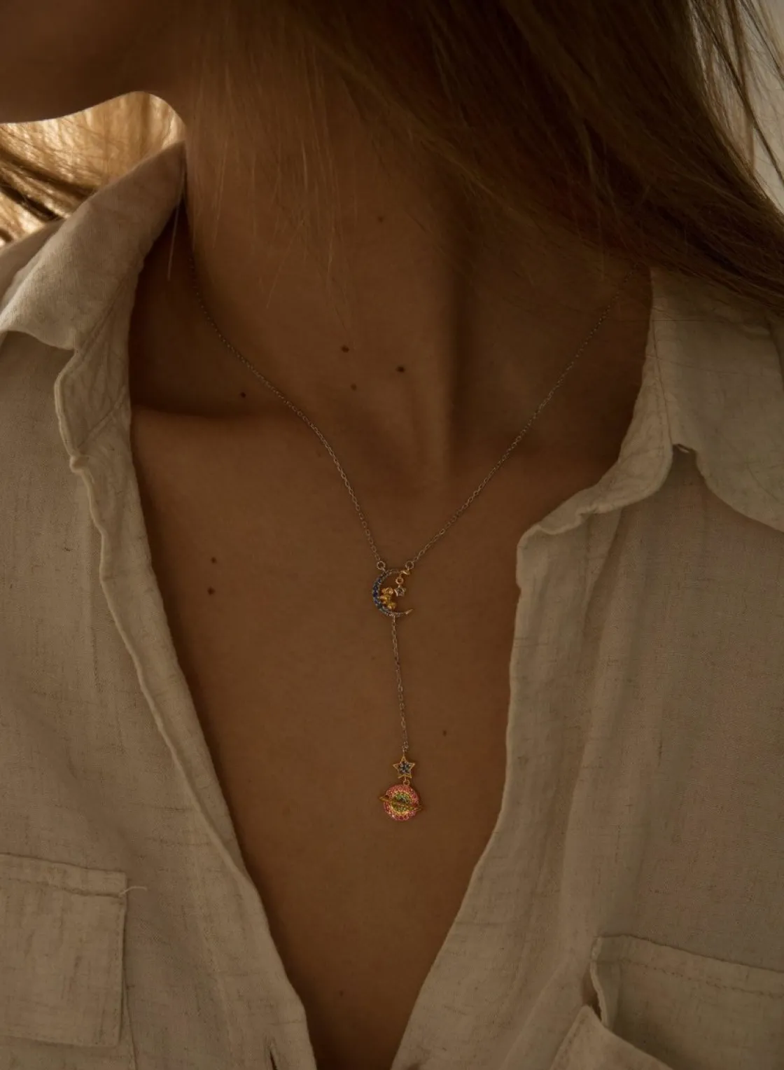 Collares Largos | LINEARGENT Colgante de plata con dos mini charms en motivo de luna y planeta con detalle de circonitas multicolores