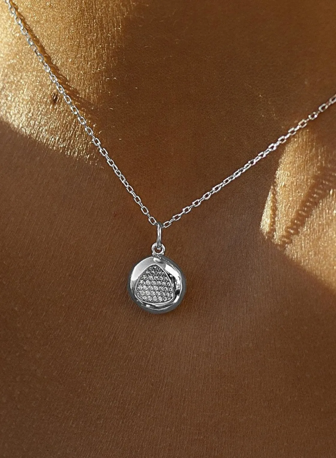Colgantes Pequeños | LINEARGENT Colgantes pequeños de plata diseño silueta triangular