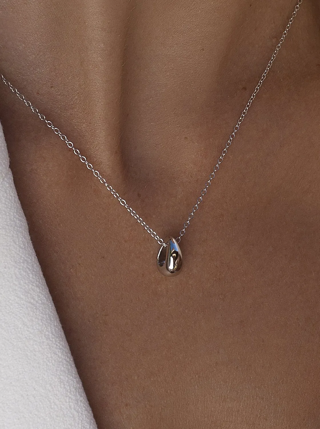 Colgantes Pequeños | LINEARGENT Colgantes pequeños de plata lisa con diseño de lágrima