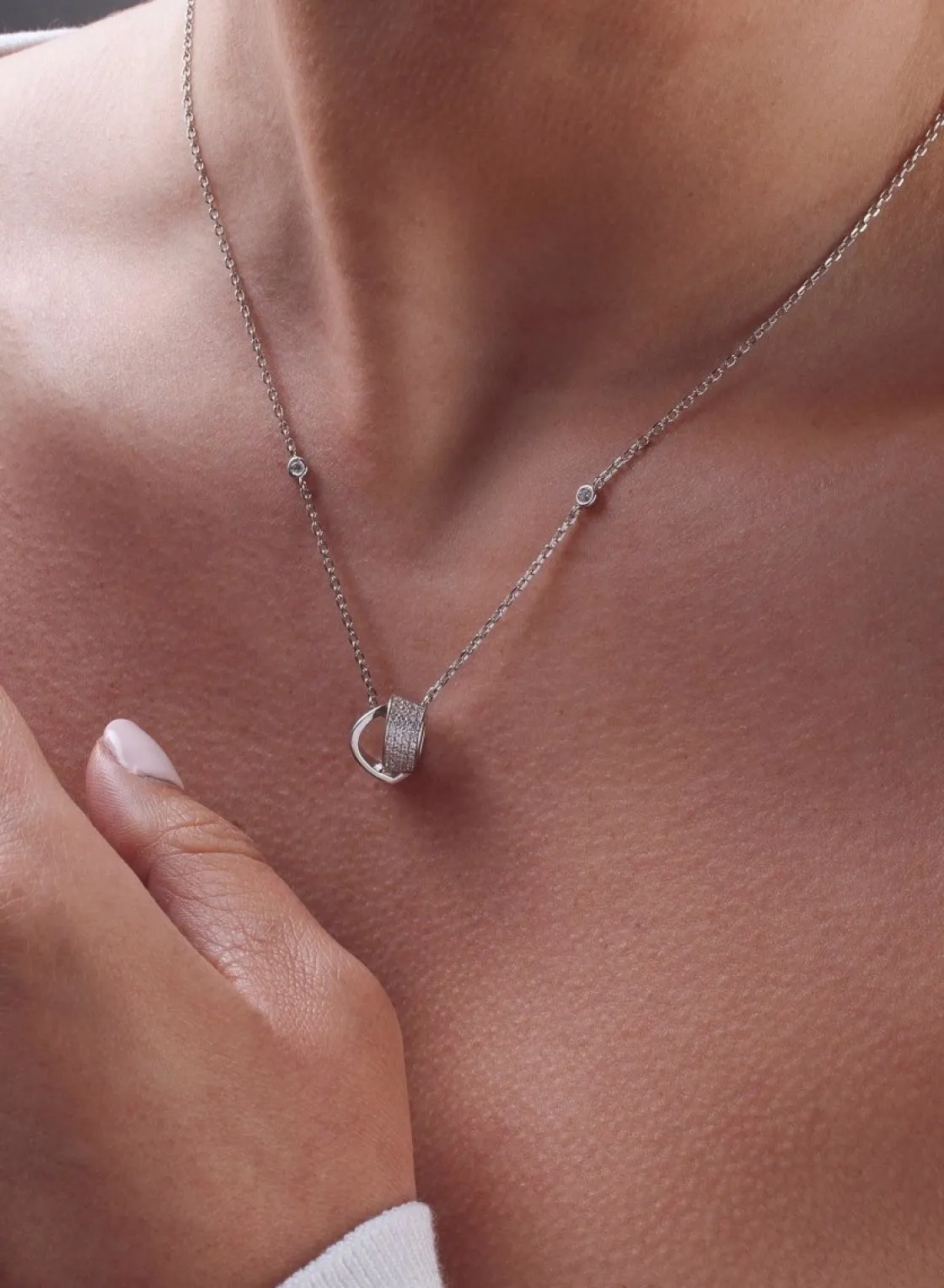 Colgantes Pequeños | LINEARGENT Colgantes pequeños en plata diseño nudo y circonitas