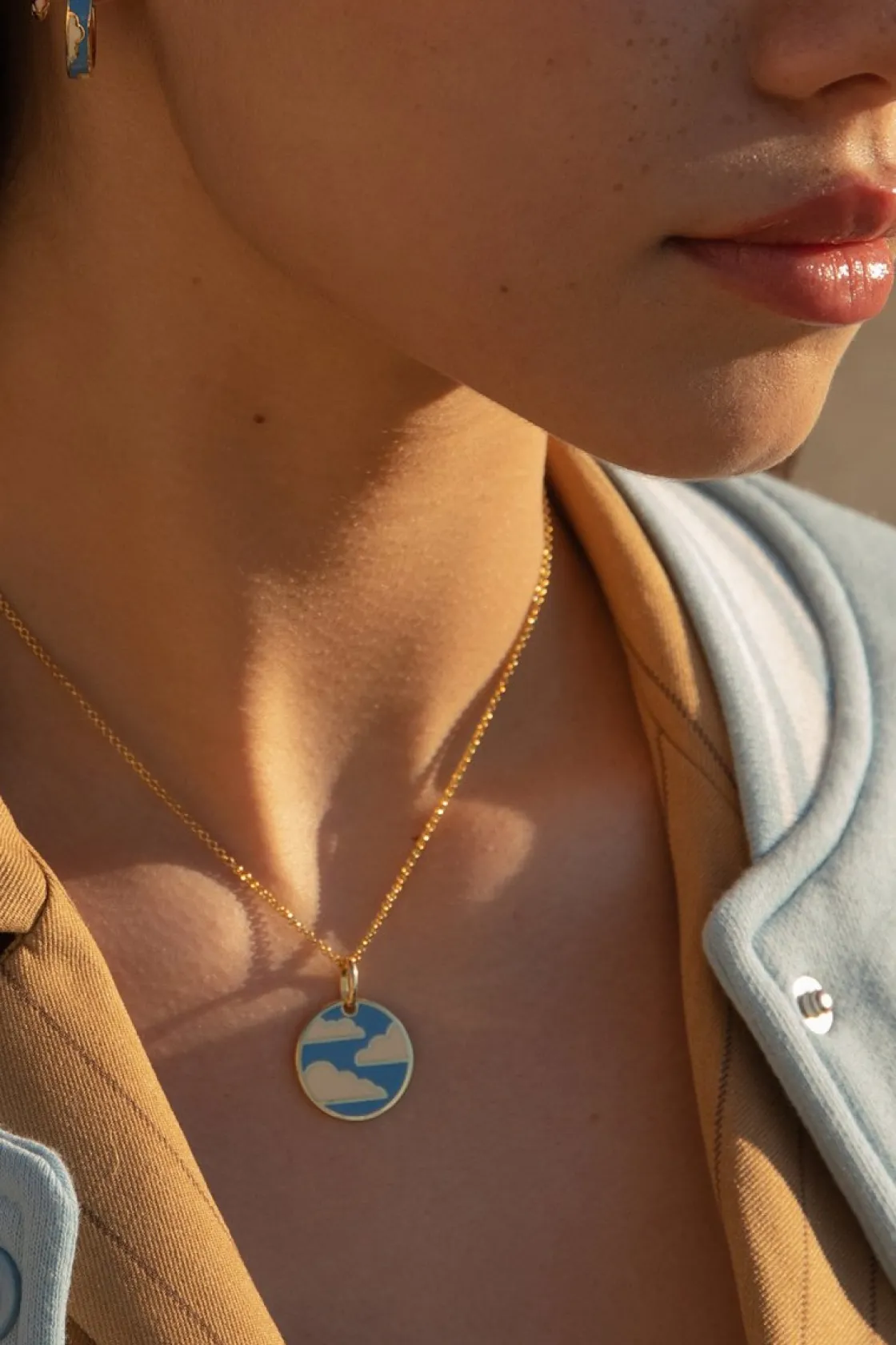 Collar Medalla | LINEARGENT Collar medalla de plata de motivo nubes de esmalte en tono azul eléctrico