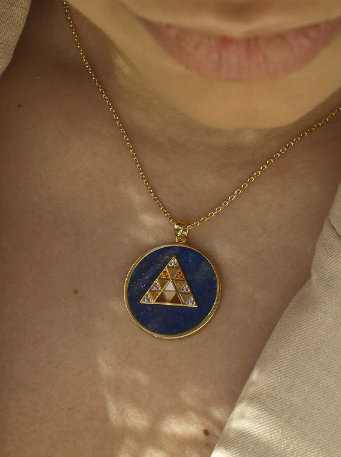 Collares Con Piedras | Collar Medalla | LINEARGENT Collar medalla motivo piramide lapislzuli y circonitas