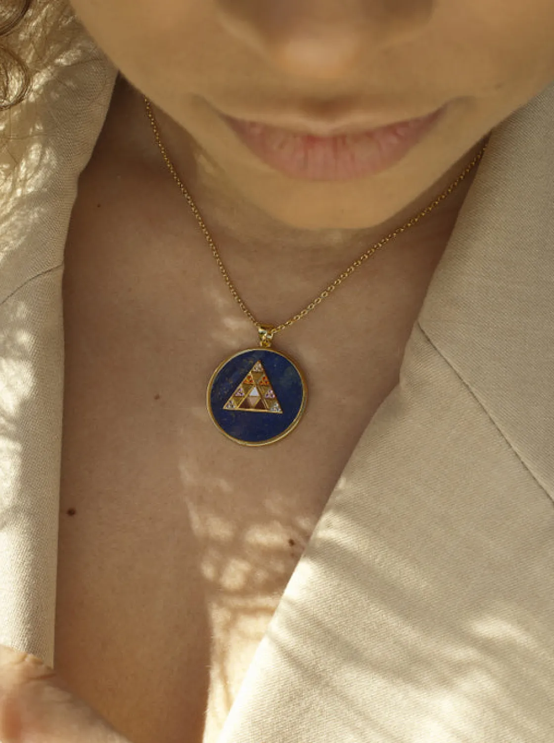 Collares Con Piedras | Collar Medalla | LINEARGENT Collar medalla motivo piramide lapislzuli y circonitas