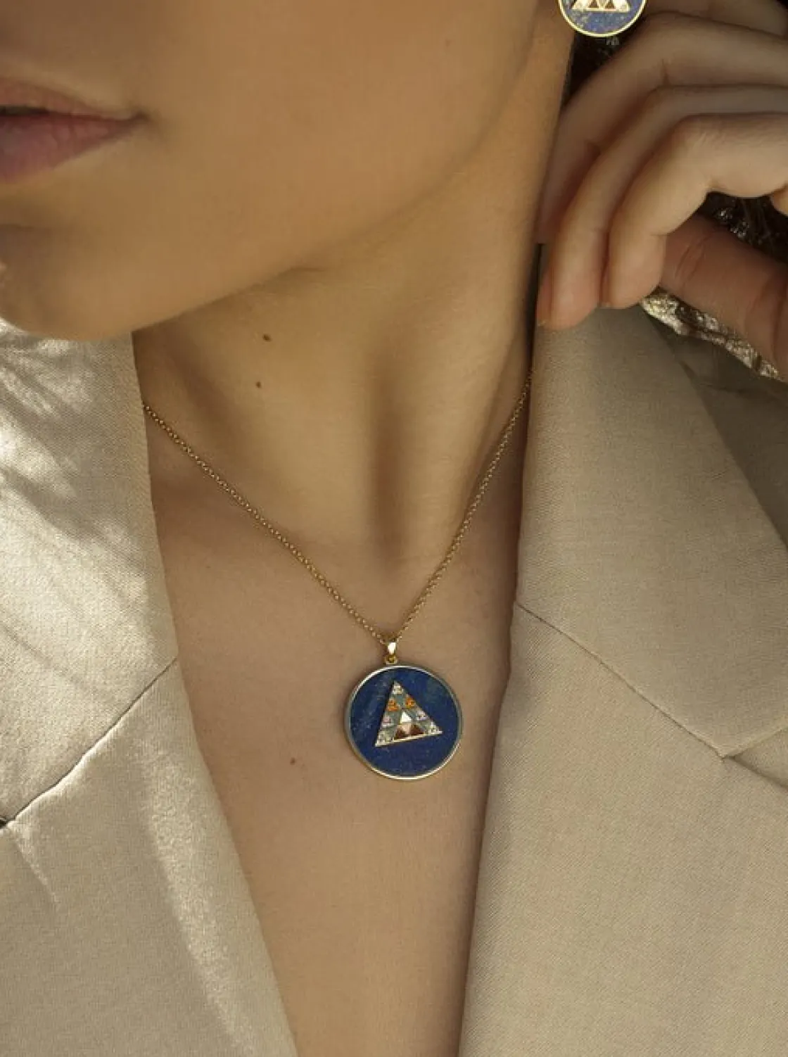 Collares Con Piedras | Collar Medalla | LINEARGENT Collar medalla motivo piramide lapislzuli y circonitas