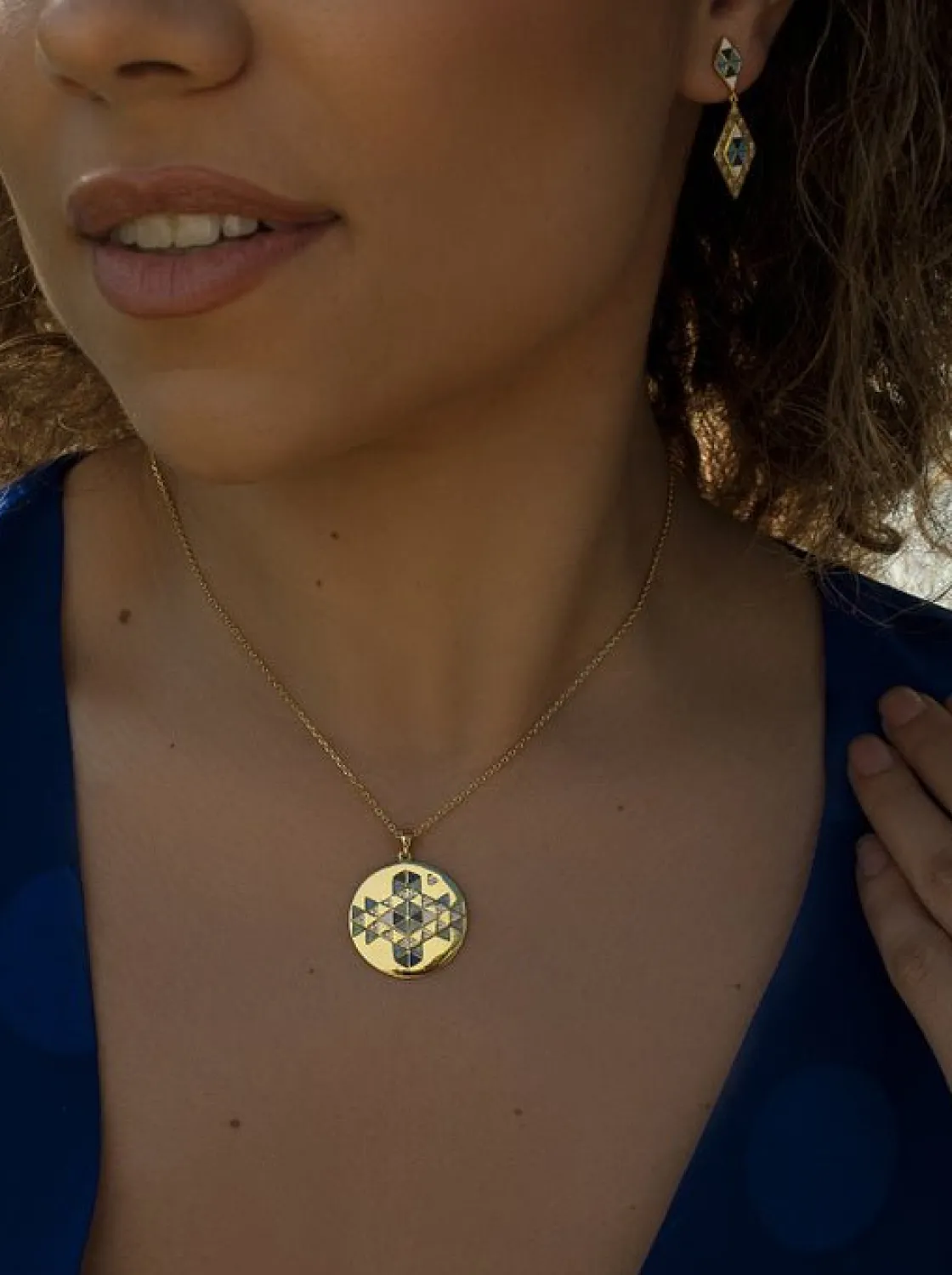 Collares Con Piedras | Collar Medalla | LINEARGENT Collar medalla motivo redondo con lapislzuli y circonitas
