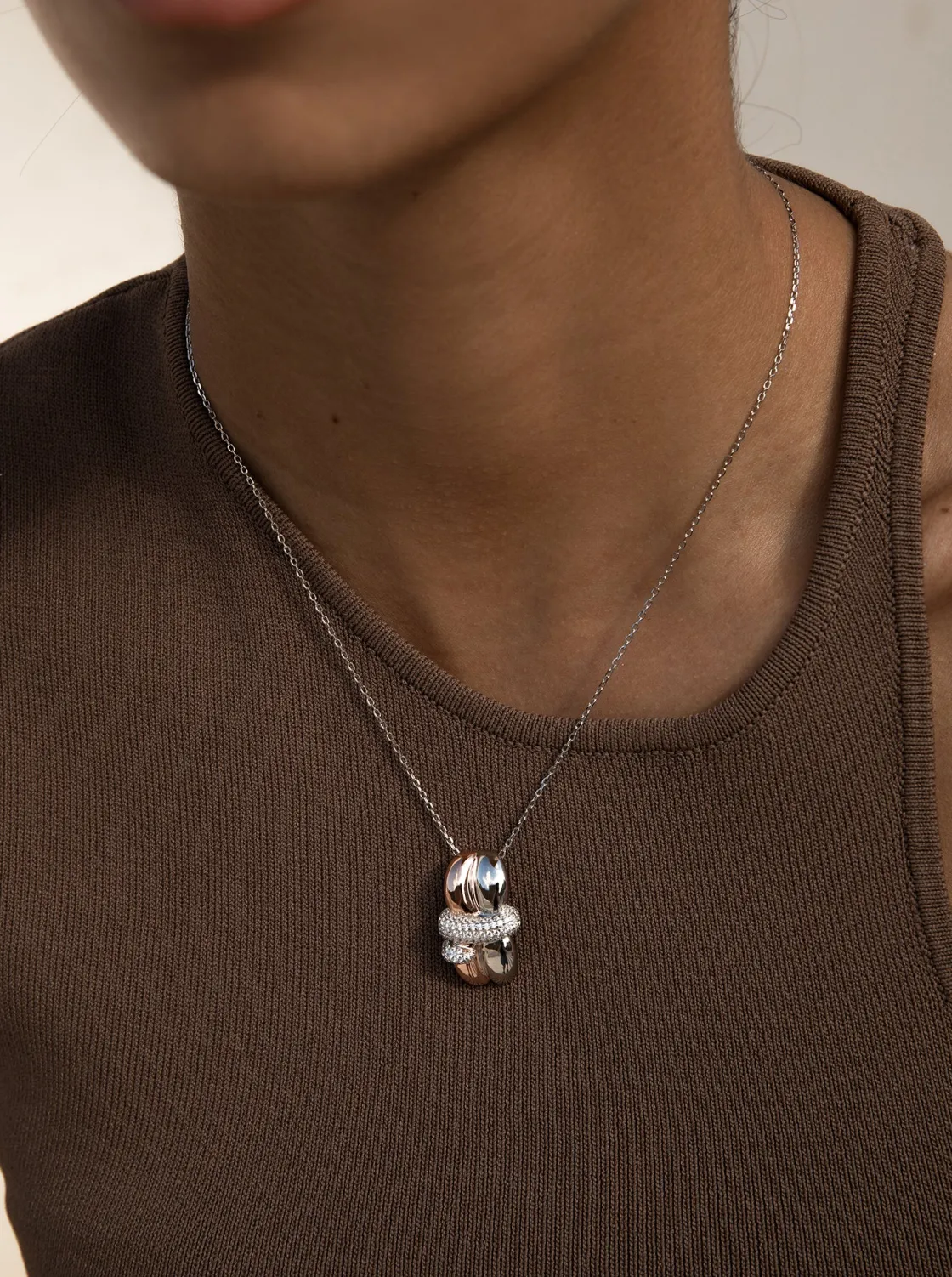 Colgantes Bicolor | LINEARGENT Collares con colgantes diseño irregular abrazados por un carril de circonitas