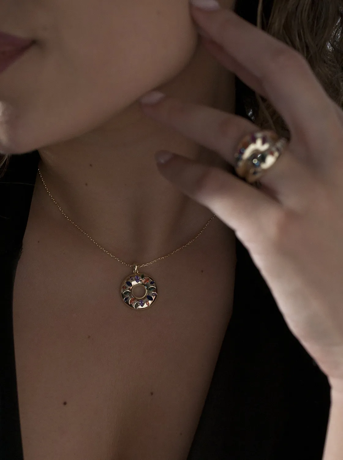 Collares Con Piedras | LINEARGENT Collares con piedras diseño donut con gemas multicolor