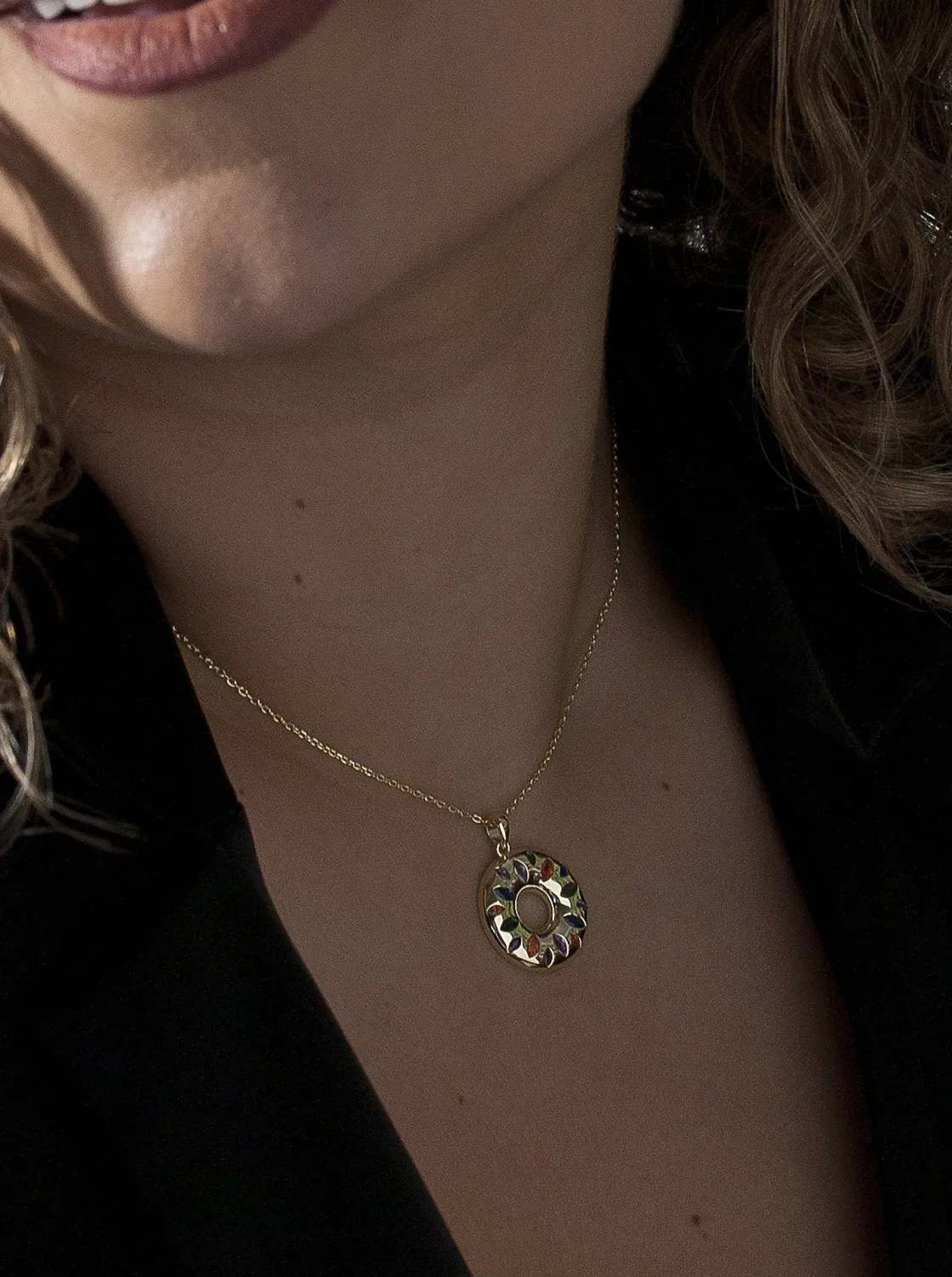 Collares Con Piedras | LINEARGENT Collares con piedras diseño donut con gemas multicolor