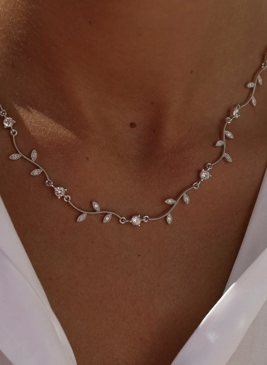 Collares Fiesta | Collares Cortos | LINEARGENT Collares fiesta diseño curvilíneo floral y circonita