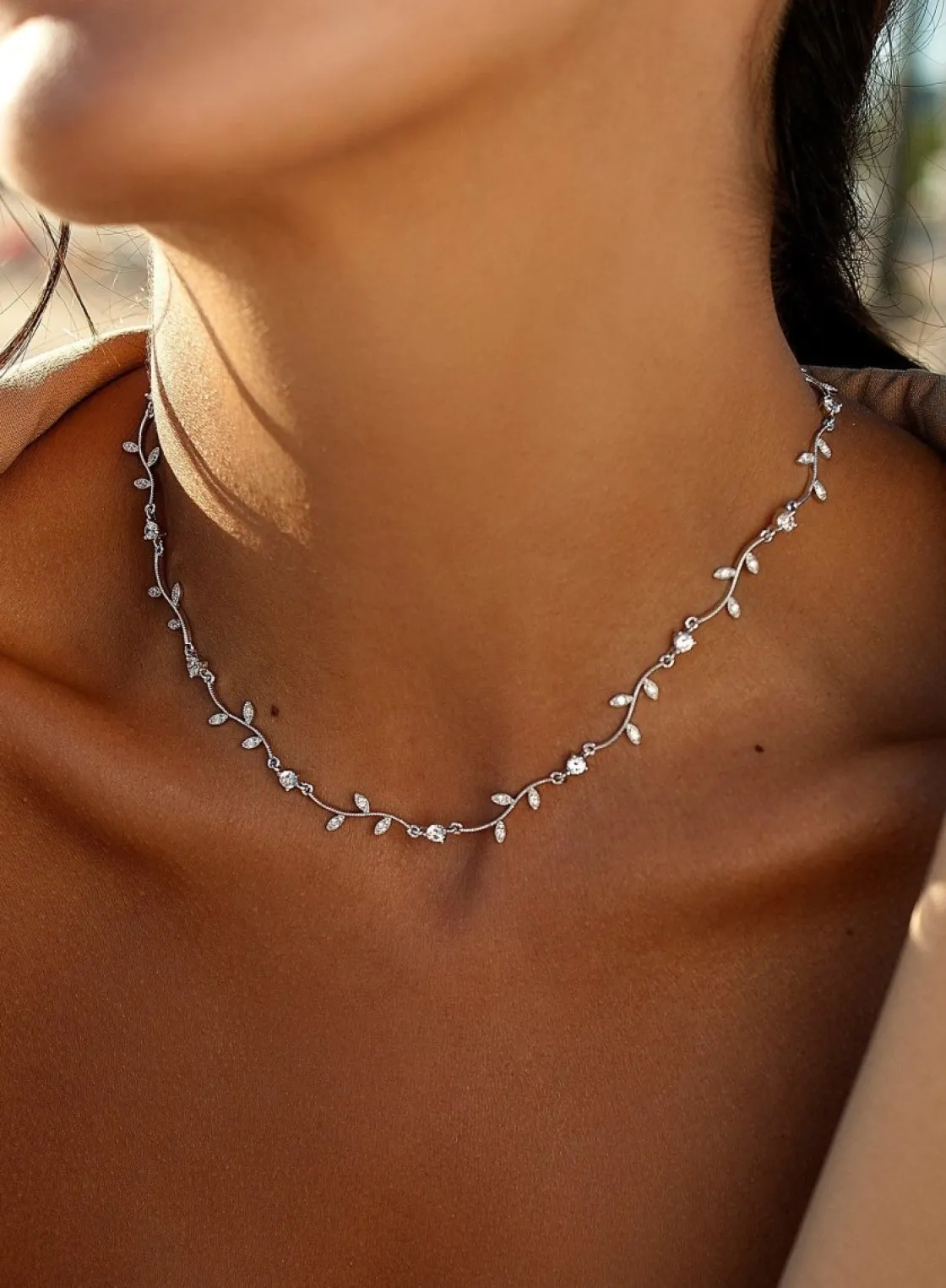 Collares Fiesta | Collares Cortos | LINEARGENT Collares fiesta diseño curvilíneo floral y circonita