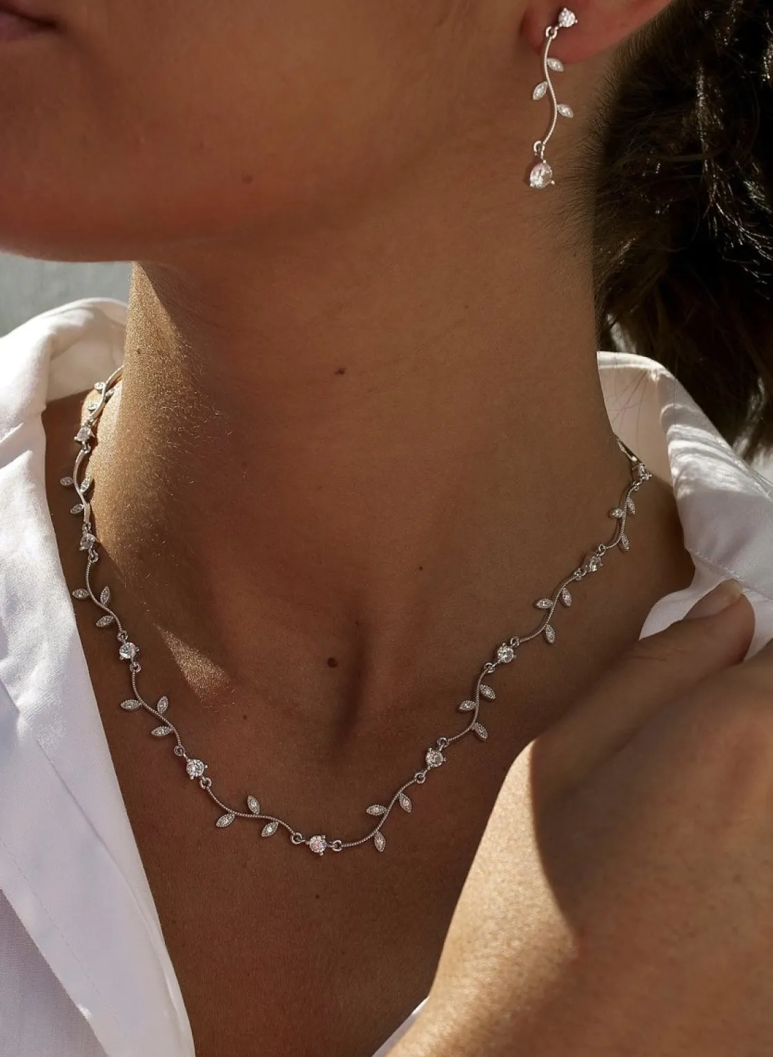 Collares Fiesta | Collares Cortos | LINEARGENT Collares fiesta diseño curvilíneo floral y circonita