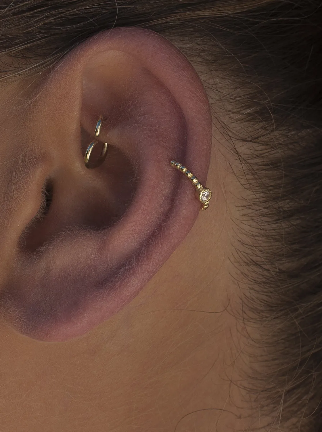 Ear Cuff | LINEARGENT Ear cuff de plata bañada en oro diseño bolas con circonita