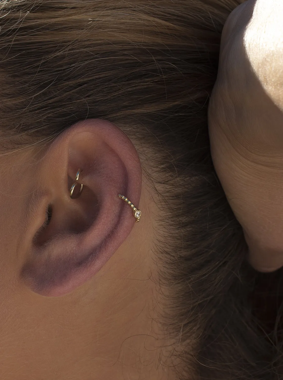 Ear Cuff | LINEARGENT Ear cuff de plata bañada en oro diseño bolas con circonita