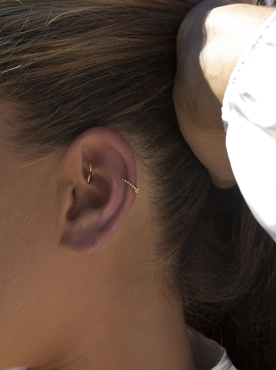 Ear Cuff | LINEARGENT Ear cuff de plata bañada en oro diseño bolas con circonita